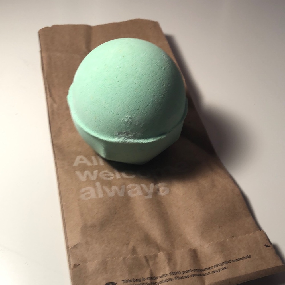 Lush - Avobath Bath Bomb